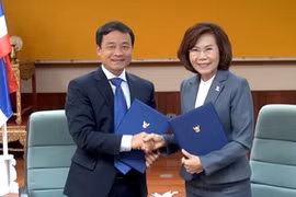 Phó Tổng Giám đốc TTXVN Lê Duy Truyền và Phó Tổng giám đốc PRD Ampawan Charoenkul trao đổi biên bản cuộc họp. (Ảnh: Hà Linh/Vietnam+)
