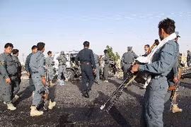 Cảnh sát Afghanistan điều tra tại hiện trường vụ đánh bom liều chết ở Lashkar Gah. (Nguồn: AFP/TTXVN)