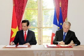 Thủ tướng Nguyễn Tấn Dũng và Thủ tướng Pháp Jean-Marc Ayrault ký Tuyên bố chung về Quan hệ Đối tác chiến lược Việt Nam-Pháp. (Ảnh: Đức Tám/TTXVN)
