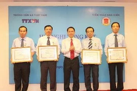 Ông Nguyễn Đức Lợi, Tổng Giám đốc Thông tấn xã Việt Nam trao tặng Kỷ niệm chương cho 4 lãnh đạo của Kiểm toán Nhà nước. (Ảnh: Tuấn Anh/TTXVN)