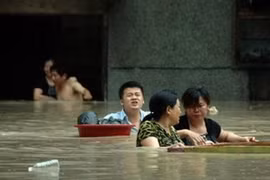 Người dân bơi vượt qua khu vực bị ngập lụt ở thành phố Hàm Ninh, tỉnh Hồ Bắc, miền Trung Trung Quốc. (Nguồn: AP)