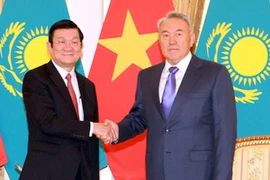Tổng thống Nursultan Nazarbayev đón Chủ tịch nước Trương Tấn Sang tại Dinh Tổng thống. (Ảnh: Nguyễn Khang/TTXVN)