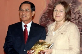 Phó Chủ tịch UBND thành phố Phùng Tấn Viết tặng quà lưu niệm bà Heidi Hautala. (Nguồn: báo Đà Nẵng)