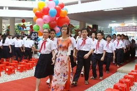 Giáo viên và các em học sinh trong ngày khai giảng năm học mới. (Ảnh: Phương Vy/TTXVN)
