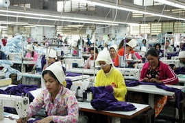 Một xưởng may mặc ở Campuchia. (Ảnh: Xuân Khu/Vietnam+)