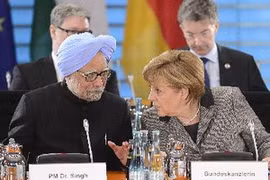 Thủ tướng Đức Angela Merkel (phải) và Thủ tướng Ấn Độ Manmohan Singh (trái) tham dự hội nghị tham vấn liên chính phủ Đức-Ấn Độ lần thứ 2. (Nguồn: AFP/TTXVN)