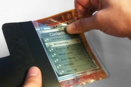 Với PaperPhone hay điện thoại "giấy," người dùng có thể uốn cong chiếc điện thoại này. (Nguồn: Internet)