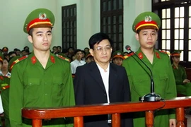 Bị cáo Lê Văn Hiền đứng trước vành móng ngựa . (Ảnh: Doãn Tấn/TTXVN)