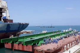 Hạ thủy sà lan VSP-05. (Ảnh: Thanh Long/TTXVN)