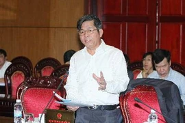 Bộ trưởng Bộ Kế hoạch và Đầu tư Bùi Quang Vinh trình bày Tờ trình Luật đầu tư công tại phiên họp. (Ảnh: Phương Hoa/TTXVN)