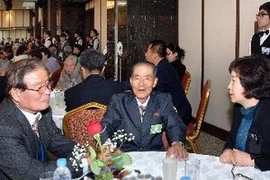 Niềm hạnh phúc đoàn tụ của người dân hai miền Triều Tiên trong cuộc gặp tại Khu nghỉ mát Núi Kumgang, tháng 10/2010. (Nguồn: THX/TTXVN)