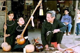 Lớp trước truyền lại cho lớp sau điệu hát Then truyền thống. (Nguồn: Internet)