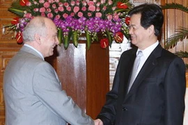 Thủ tướng Nguyễn Tấn Dũng tiếp Đại sứ Romania Dumitru Olaru nhân kết thúc nhiệm kỳ công tác tại Việt Nam. (Ảnh: Phương Hoa/TTXVN)