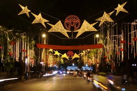 Đường phố Hà Nội rực rỡ ánh đèn trang trí trên các tuyến phố chào đón 1.000 năm Thăng Long-Hà Nội. (Ảnh: Trần Thanh Giang/TTXVN)