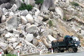 Khai thác đá trái phép ở Phú Yên. (Nguồn: Báo Kinh tế nông thôn)