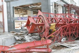 Hiện trường vụ tai nạn đổ cần cẩu. (Ảnh: Thống Nhất/TTXVN)