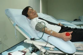 Giáo sư, tiến sỹ Nguyễn Anh Trí hiến máu nhân đạo. (Nguồn: nihbt.org.vn)