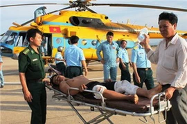 Trực thăng cấp cứu ngư dân ngộ độc khí trên biển