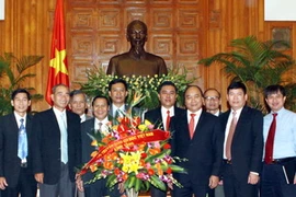 Phó Thủ tướng Nguyễn Xuân Phúc chụp ảnh chung với Đoàn đại biểu Ban Trị sự Hội Truyền giáo Cơ đốc Việt Nam. (Ảnh: Nguyễn Dân/TTXVN)