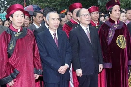 Còn nhiều ý kiến khác nhau trong lễ phục Nhà nước với nam giới. Ảnh minh họa. (Nguồn: TTXVN)