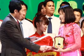 Tác giả Cao Thị Thùy Giang, Báo điện tử VietnamPlus-TTXVN nhận giải B với tác phẩm: “Tăng viện phí - Những góc nhìn đa chiều” (Chùm 5 bài). (Ảnh: Doãn Tấn/TTXVN)