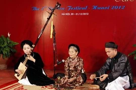 Nghệ nhân dân gian Nguyễn Thị Trúc (Câu lạc bộ Ca trù Thăng Long) biểu diễn tiết múc ca trù Tì Bà Hành. (Ảnh: Phạm Kiên/TTXVN)