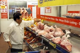 Người dân chọn lựa thực phẩm an toàn tại Metro Bình Phú quận 6, Thành phố Hồ Chí Minh. (Ảnh: Phương Vy/TTXVN)