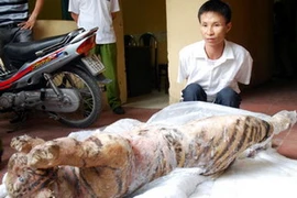 Đối tượng Hoàng Văn Sự cùng tang vật vụ án. (Ảnh: Vnexpress)