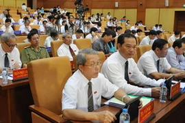 Các đại biểu Hội đồng Nhân dân tỉnh xem xét các báo cáo, tờ trình tại kỳ họp. (Nguồn: baria-vungtau.gov.vn)