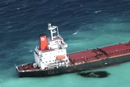 Tàu Shen Neng 1 của Trung Quốc bị rò rỉ dầu trên vùng biển bang Queensland, Australia. (Ảnh: AP)