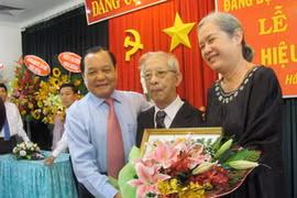 Ủy viên Bộ Chính trị, Bí thư Thành ủy TP.Hồ Chí Minh Lê Thanh Hải trao huy hiệu 70 năm tuổi Đảng tặng ông Trần Quốc Hương. (Nguồn: Báo Phụ Nữ Online)