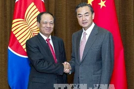 Ngày 17/10, tại Bắc Kinh, Ngoại trưởng Trung Quốc Vương Nghị (phải) đã có cuộc gặp Tổng Thư ký ASEAN Lê Lương Minh (trái). (Nguồn: THX/TTXVN)