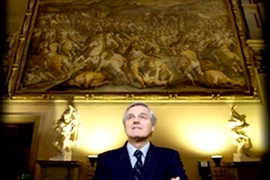 Giáo sư Seracini tại cung điện Vecchio, đứng phía trước bức bích họa mà ông cho rằng ẩn sau nó là bức "The Battle of Anghiari". (Ảnh: calit2.net) 