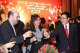 Bộ trưởng Bộ Ngoại giao Phạm Bình Minh chúc mừng các vị đại biểu quốc tế tại buổi gặp mặt. (Ảnh: Dương Giang/TTXVN)