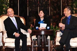 Phó Thủ tướng Trung Quốc Vương Kỳ Sơn gặp Thủ tướng Singapore Lý Hiển Long. (Nguồn: THX)