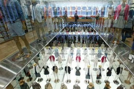 Quần áo bày bán trong cửa hàng của Uniqlo. (Nguồn: Reuters)