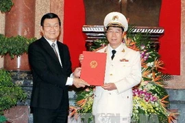 Chủ tịch nước Trương Tấn Sang trao Quyết định phong hàm từ Trung tướng lên Thượng tướng cho Thứ trưởng Bùi Văn Nam. (Ảnh: Nguyễn Khang/TTXVN)