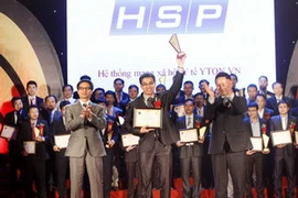 Đại diện Công ty HSP nhận danh hiệu Sao Khuê 2013 với sản phẩm mạng xã hội y tế - Yton.vn. (Ảnh: Minh Tú/TTXVN)