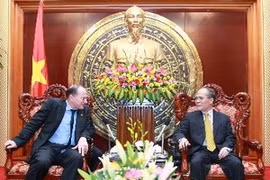 Chủ tịch Quốc hội Nguyễn Sinh Hùng tiếp ông Mark Edward Tucker, Tổng Giám đốc Tập đoàn bảo hiểm nhân thọ quốc tế AIA. (Ảnh: Nhan Sáng/TTXVN)