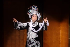 Một trích đoạn trong vở cải lương “Thái hậu Dương Vân Nga” của nghệ sỹ nhân dân Bạch Tuyết. (Ảnh: Hữu Thắng/Vietnam+)