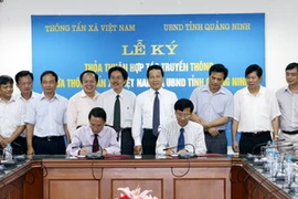 Ông Nguyễn Đức Lợi, Tổng Giám đốc TTXVN và ông Nguyễn Văn Đọc, Chủ tịch Ủy ban Nhân dân tỉnh Quảng Ninh ký thỏa thuận hợp tác. (Ảnh: Trọng Đạt/TTXVN)