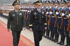 Tổng tham mưu trưởng PLA Phòng Phong Huy (phải) và Chủ tịch Hội đồng tham mưu trưởng liên quân Mỹ Martin Dempsey duyệt đội danh dự quân đội Trung Quốc. (Nguồn: Xinhua)