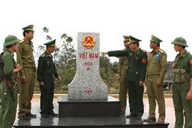 Lực lượng vũ trang hai nước phối hợp bảo vệ cột mốc biên giới 605 trên biên giới Việt Lào. (Ảnh: Anh Tôn/TTXVN)