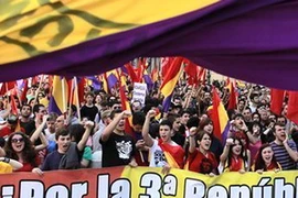 Biểu tình rầm rộ phản đối hoàng gia ở Madrid. (Nguồn: AP)