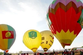 Các đội bay khinh khí cầu chuẩn bị cho khai mạc lễ hội. (Nguồn: TTXVN)