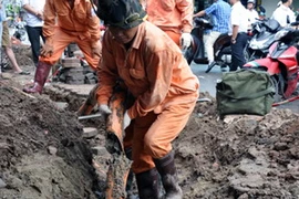 Công nhân điện lực Hà Nội khắc phục sự cố mất điện ở quận Cầu Giấy do vụ tai nạn lao động trưa 29/7. (Nguồn: EVN Hanoi)