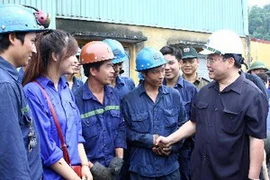 Phó Thủ tướng Hoàng Trung Hải đến thăm cán bộ, công nhân Công ty than Nam Mẫu thuộc Vinacomin. (Ảnh: Trọng Đức/TTXVN).