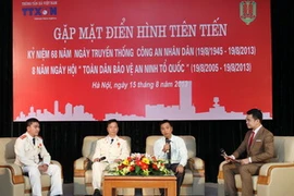Giao lưu giữa các điển hình tiên tiến của lực lượng Công an nhân dân với các nhà báo của Thông tấn xã Việt Nam. (Ảnh: Lâm Khánh/TTXVN)