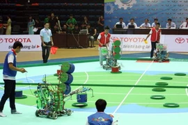Thi đấu tại vòng chung kết Robocon Việt Nam 2013. (Ảnh: Trần Lê Lâm/TTXVN)