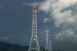 Đường dây 500kV Vĩnh Tân-Sông Mây được xây dựng để cấp điện từ nhà máy nhiệt điện Vĩnh Tân cho các tỉnh phía Nam. (Ảnh: Ngọc Hà/TTXVN)